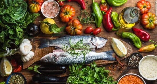 Le poisson et les légumes sont les principaux produits du régime méditerranéen pour perdre du poids. 