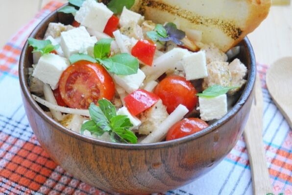 Salade de céréales au riz basmati pour ceux qui veulent perdre du poids avec un régime méditerranéen