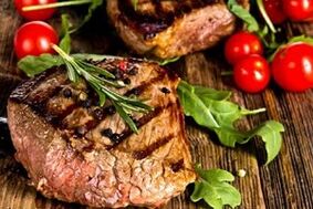 steak avec des légumes verts et des légumes pour le régime céto